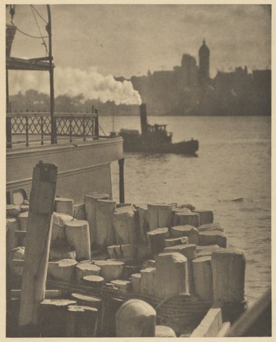 De stad aan de overkant van de rivier door Alfred Stieglitz