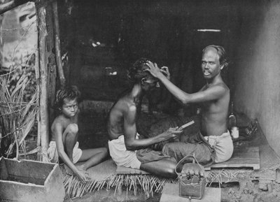 Een scheerbeurt in Ceylon, ca. 1890, 1910 door Alfred William Amandus Plate