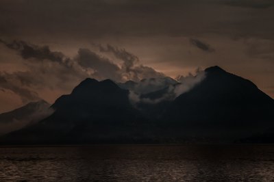 Lago Maggiore bij zonsopgang, 2016 (handgeschilderde foto) door Alice Gur-Arie