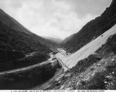 Uitzicht op Valle del Serra vanaf de Desiata-brug met de marmergroeven langs het wegdeel Seravezza-Trambiserra in de Apuane Alpen door Fratelli Alinari
