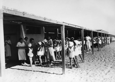 Villa Rosa Maltoni Mussolini: maaltijdverdeling op het strand door Fratelli Alinari