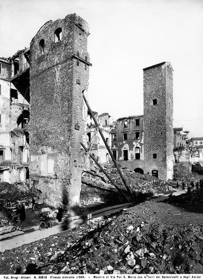 Tweede Wereldoorlog: het puin op Via Por Santa Maria met de Torens van de Baldovinetti en Amidei in Florence, na het bombardement. Deze foto was voorheen onderdeel van de Brogi Collectie, maar behoort nu tot de Alinari Collectie door Fratelli Alinari