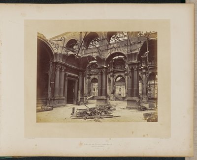 Afgebrand Hôtel de Ville. Ingang van de Salons. door Alphonse J. Liébert