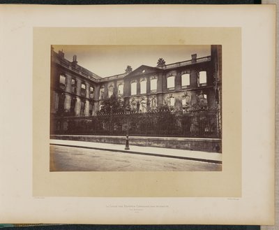 De brandende Caisse des Dépôts et Consignations. Buitenaanzicht. door Alphonse J. Liébert