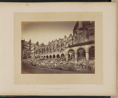 Het afgebrande Ministerie van Financiën. Buitenaanzicht. door Alphonse J. Liébert