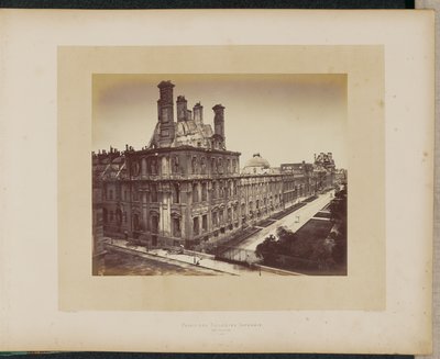 Het afgebrande Tuilerieënpaleis. Algemeen aanzicht. door Alphonse J. Liébert