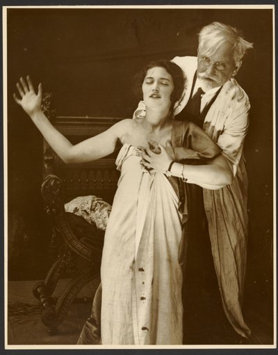 [Alphonse Mucha in kostuum met dochter Jaroslava als model voor de poster, "De Forest Phonofilm" de eerste "talkie" vertoond in de Bio Adria bioscoop (Praag), Zbiroh, Bohemen]. door Alphonse Maria Mucha