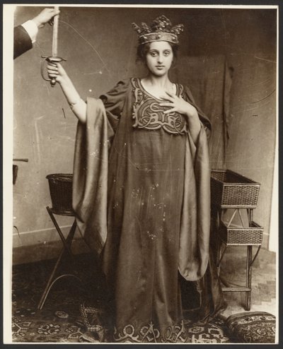 [vrouwelijk model draagt kroon en houdt zwaard vast]. door Alphonse Maria Mucha