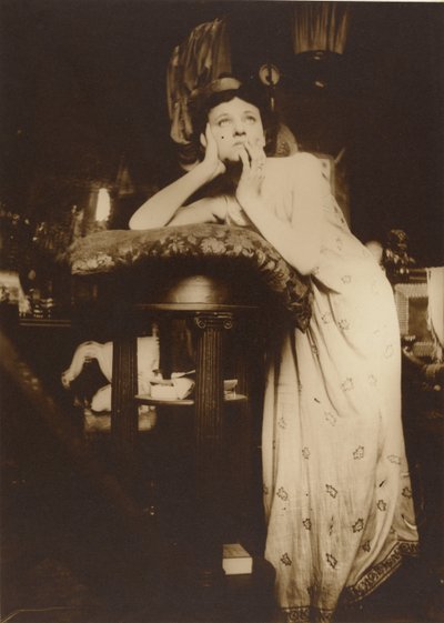 [Vrouwelijk model met tiara, Parijs]. door Alphonse Maria Mucha