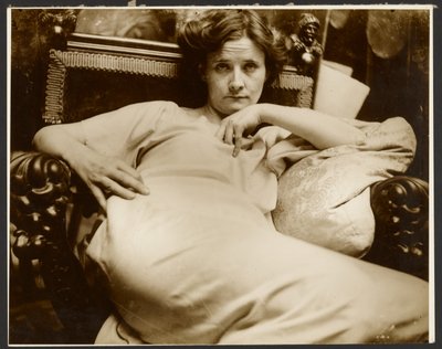 [Vrouwelijk model in een leunstoel, Parijs]. door Alphonse Maria Mucha