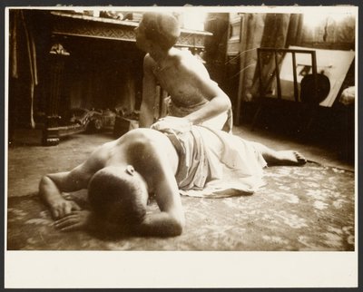 [Twee halfnaakte mannen op de vloer van de studio]. door Alphonse Maria Mucha