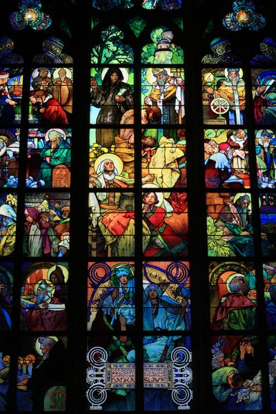 Detail van een glas-in-lood, Leven van de Heiligen Cyrillus en Methodius, St. Vitus Kathedraal, Wenceslas en Adalbert, Praag, Tsjechië (glas-in-lood) door Alphonse Mucha