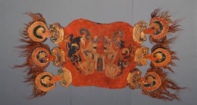 Zadelhoes versierd met griffioenen die berggeiten aanvallen door Altaic School