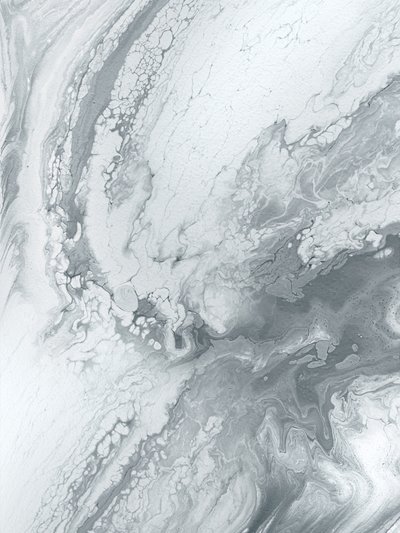 Elegante grijze krullen door Alyson Storms