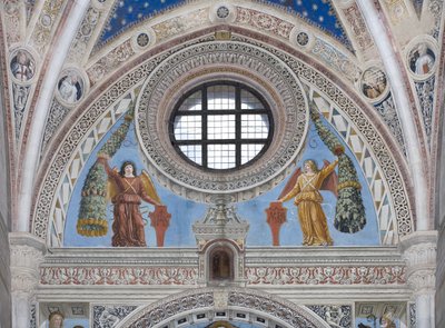 Engelen met rode schilden en versieringen door Ambrogio da Fossano