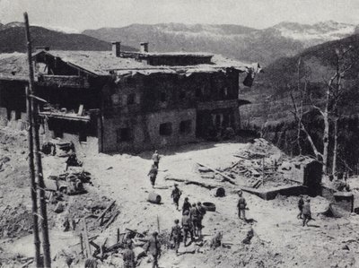 Amerikaanse en Franse troepen inspecteren de ruïnes van het toevluchtsoord van nazi-leider Adolf Hitler in Berchtesgaden in de Beierse Alpen, Tweede Wereldoorlog, mei 1945 (zw/w foto) door American Photographer (after)