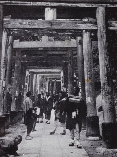 Een benadering van de Shinto-tempel van Inari door American Photographer (after)