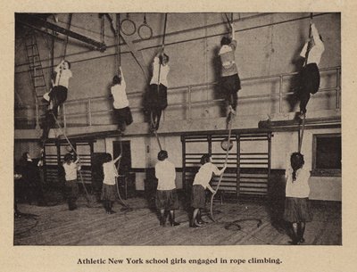 Atletische New Yorkse schoolmeisjes bezig met touwklimmen door American Photographer (after)