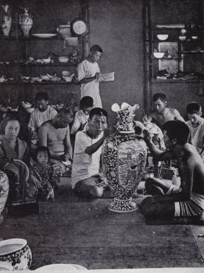 Porseleinschilders aan het werk, in de beroemde Kinkosan-werkplaats in Awata, Kioto door American Photographer (after)