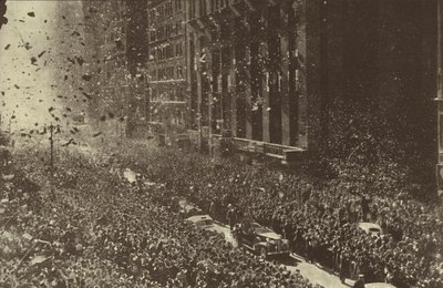 Amerikaanse president Franklin D Roosevelt ontvangt een enthousiast welkom in New York City na zijn verkiezing voor een derde termijn, december 1940 door American Photographer (after)