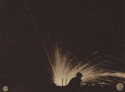 Amerika in de Eerste Wereldoorlog: Uitbarsting van fosforbom (z/w foto) door American Photographer