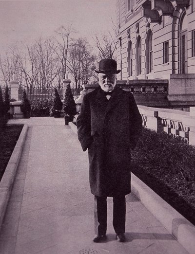 Andrew Carnegie buiten zijn Fifth Avenue herenhuis, New York door American Photographer