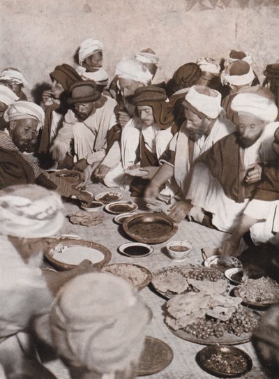 Arabische dorpelingen eten een maaltijd, Palestina (z/w foto) door American Photographer