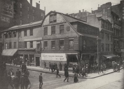 Boston: Old Corner Bookstore, gebouwd in 1712 (z/w foto) door American Photographer