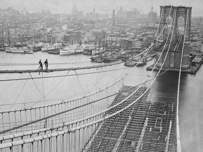 Brooklyn Bridge, 1883 door American Photographer
