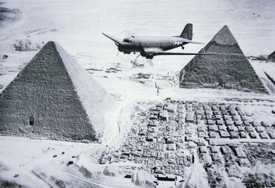 C-47 vliegt over de piramides van Egypte door American Photographer