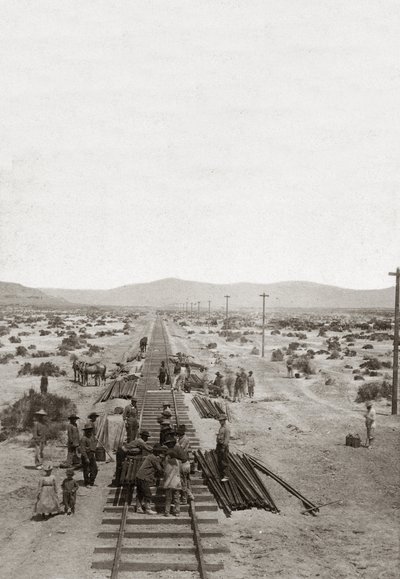 Bouw in 1869 van de Central Pacific Railways - Nevada - Arbeiders bouwen de spoorlijnen van de Central Pacific Company om de eerste Noord-Amerikaanse transcontinentale spoorweg te bouwen. (Central Pacific Railroad company) door American Photographer
