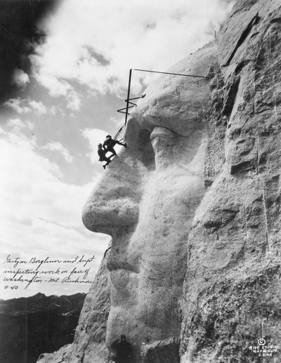 Gutzon Borglum inspecteert werk aan Washington op Mount Rushmore, 1932 door American Photographer