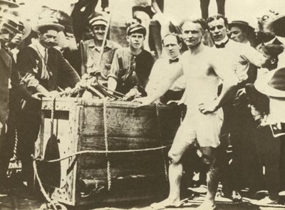 Harry Houdini wordt neergelaten in de met ijs bedekte Detroit rivier in 1907 (z/w foto) door American Photographer