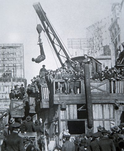 Houdini ontsnapt uit een dwangbuis terwijl hij aan een kraan in New York City hangt door American Photographer