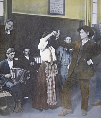 Immigranten in Volksdans op Ellis Island, New York Harbor door American Photographer