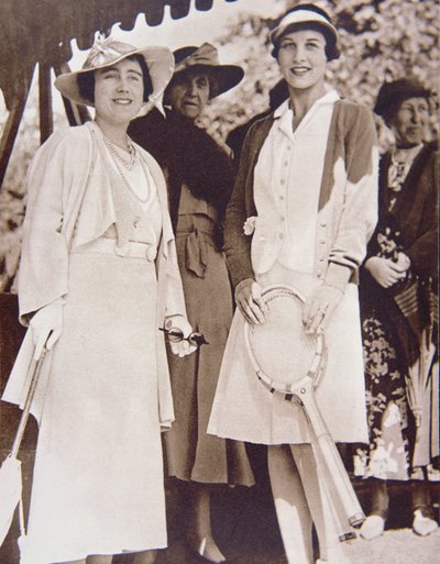 Mevrouw Helen Wills Moody (rechts) de Amerikaanse tenniskampioen, ontmoet de hertogin van York in de All-England Club in Wimbledon tijdens het Lawn Tennis Championship in 1935 door American Photographer