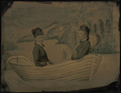 Portret van twee vrouwen in een boot,1880 (foto) door American Photographer