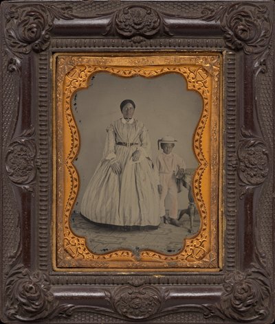 Portret van een vrouw en jongen,c. 1863 (foto) door American Photographer