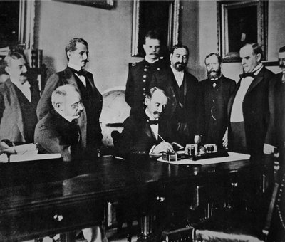 President William McKinley getuigt de ondertekening van het vredesprotocol dat de oorlog met Spanje beëindigde door American Photographer