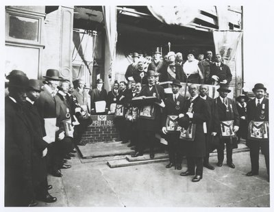 Schomburg onder Vrijmetselaars en Odd Fellows bij de hoeksteenlegging van de Ionische Tempel door American Photographer