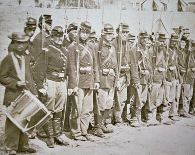 Het Zesde Maine Infanterieregiment van het leger van de Unie, op parade na de Slag bij Fredericksburg door American Photographer