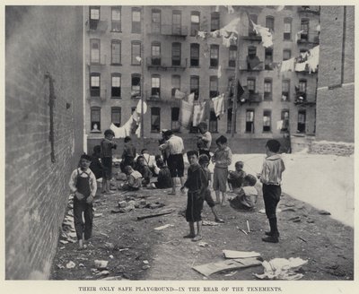 Hun enige veilige speelplaats, achter de huurkazernes door American Photographer