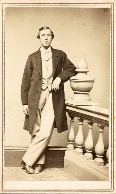 Onbekende man in overjas leunend tegen een pilaar, ca. 1860-75 door American Photographer
