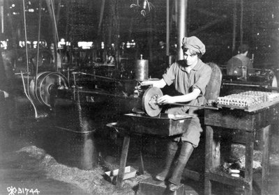 Vrouw boort sleutelgat in voorste vizierdrager voor geweer, Eddystone Rifle Plant, Eddystone, Pa., tijdens de Eerste Wereldoorlog, 1914-18 door American Photographer