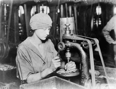 Vrouw verzinkt detonatorbuisgat en vult gat in handgranaat bij Westinghouse Electric & Mfg. Co., East Pittsburgh, Pa., tijdens de Eerste Wereldoorlog, 1914-18 door American Photographer