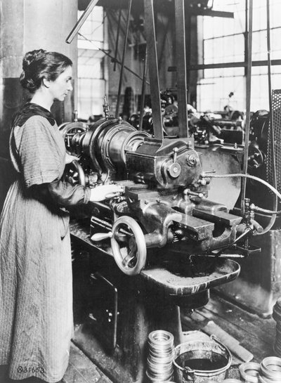 Vrouw werkt aan interne draadfreesmachine, Norton Grinding Co., Worcester, Ma., tijdens de Eerste Wereldoorlog, 1914-18 door American Photographer