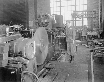 Vrouwen die in een fabriek werken tijdens de Eerste Wereldoorlog, c.1917 door American Photographer