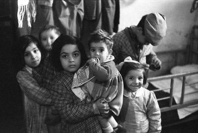 CROTONE - GROEP KINDEREN IN EEN OVERDEKTE (NATTE) RUIMTE door Ando Gilardi