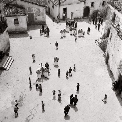 Processie van flagellanten, Albano di Lucania, Potenza, Basilicata, Italië (z/w foto) door Ando Gilardi