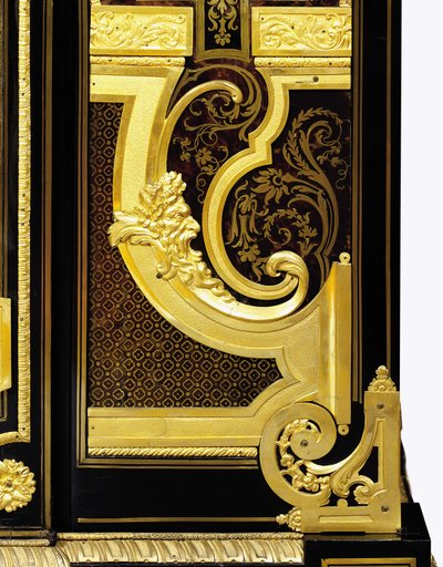 Detail van een C-rol voetstuk van parket met een satermasker, van een Louis XIV ormolu-gemonteerde kleine kast door Andre Charles (attr. to) Boulle